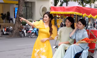 Thiếu nữ Hà thành nô nức diện áo dài đón xuân, thợ ảnh thu nhập cao dịp cận Tết