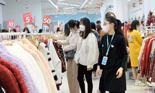 Bạn trẻ chen chân mua hàng giảm giá dịp Tết, 'hàng thùng' hút khách 