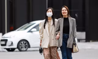 Người Hà Nội mặc áo rét ra đường giữa... mùa hè
