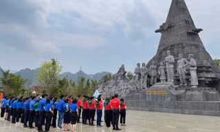 Hành trình Tôi yêu Tổ quốc tôi dâng hoa tại Tượng đài Bác Hồ với nhân dân các dân tộc tỉnh Lai Châu
