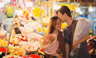 Chợ hoa đêm Hà Nội thu hút đông đảo giới trẻ đến check in, chụp ảnh rộn ràng