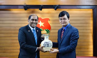 Bí thư thứ nhất Trung ương Đoàn tiếp xã giao Đại sứ đặc mệnh toàn quyền Cộng hòa Singapore 