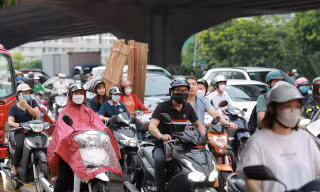 Người dân Hà Nội chật vật về nhà sau cơn mưa chiều tầm tã 