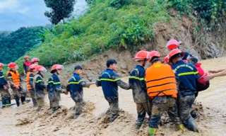 Tuổi trẻ Công an Điện Biên hỗ trợ người dân khắc phục hậu quả lũ ống, lũ quét 