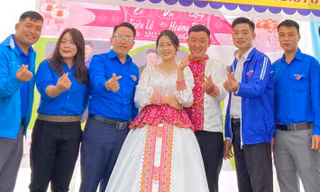 Cặp đôi mặc trang phục tự may đặc biệt trong ngày cưới