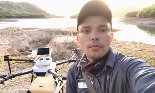 Thầy giáo 9x đưa 'máy bay về làng chăm lúa'