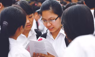Trao đổi sau giờ thi THPT 2012 Ảnh: Hồng Vĩnh