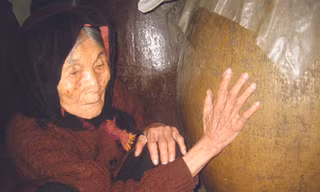 Cụ Tom sờ bên ngoài chum cũng có thể đoán được độ của rượu