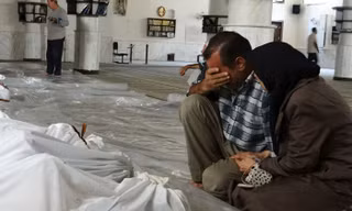 Người dân Syria khóc bên cạnh người thân tử vong trong vụ tấn công bằng vũ khí hóa học khiến 1.429 người thiệt mạng