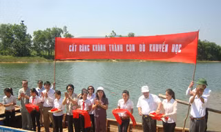 Trao đò khuyến học cho học sinh vùng cồn bãi