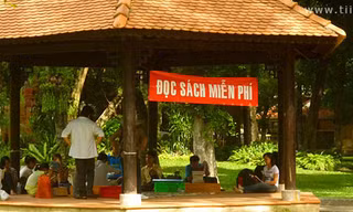 Teen mở thư viện sách miễn phí tại công viên