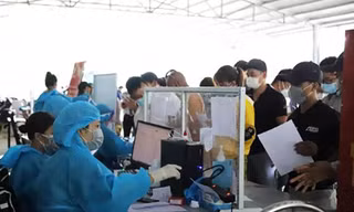 Nhiều người chờ làm thủ tục qua chốt kiểm dịch để vào Lâm Đồng