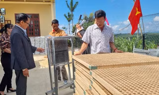 Trao hàng trăm phương tiện sinh kế cho hộ nghèo vùng đồng bào dân tộc thiểu số 