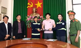 Hai nhân viên môi trường ở Đà Lạt trả lại balo có laptop và 4.700 USD cho người đánh rơi 