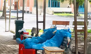 Hai tình nguyện viên Quỳnh Dung và Hoàng Văn tranh thủ nghỉ ngơi giữa trưa nóng ở Bình Dương