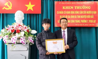 Khen thưởng nam thanh niên nhảy xuống hồ cứu người mắc kẹt trong ô tô