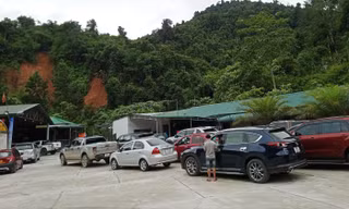 Dòng xe nối đuôi nhau chờ qua chốt kiểm dịch đèo Chuối