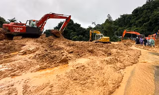 Thông xe trên đèo Bảo Lộc sau 2 ngày gián đoạn do sạt lở kinh hoàng 
