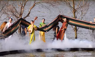 Thổ cẩm Tây Nguyên ‘bay’ trên mặt hồ, mở màn Festival hoa Đà Lạt 2022