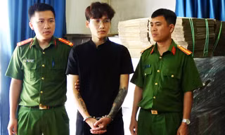 Bắt giam đối tượng tàng trữ, mua bán hàng ngàn mũ bảo hiểm giả