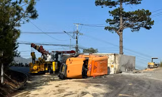 Xe container lật chắn ngang đèo Mimosa, phân luồng giao thông qua đèo Prenn 