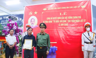 Truy tặng Huy hiệu Tuổi trẻ dũng cảm cho đại uý Lê Ánh Sáng và anh Phạm Ngọc Anh