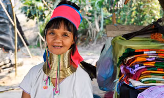 Một phụ nữ Kayan đeo gần 30 chiếc vòng đồng