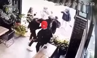 Nam thanh niên bị đâm tử vong trước quán cà phê, 5 đối tượng ra đầu thú