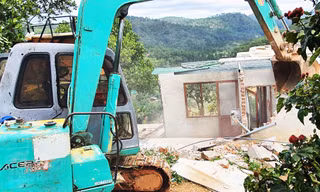 Dùng xe cơ giới tháo dỡ nhà ''mọc'' trái phép ở tiểu khu 268