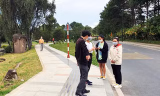 Nhiều người đi bộ tập thể dục quanh hồ Xuân Hương, bất chấp lệnh cấm