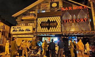 Hai quán karaoke bị thu hồi giấy phép 