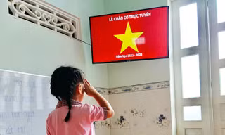 Lễ chào cờ đặc biệt khi dịch COVID-19 diễn biến phức tạp