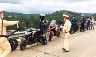 Xử lý các "phượt thủ" vi phạm an toàn giao thông tại Trạm thu phí Liên Đầm