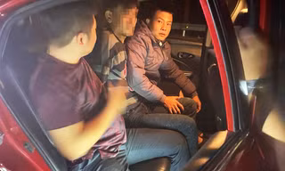 Người đàn ông lao vào ô tô trên quốc lộ 20