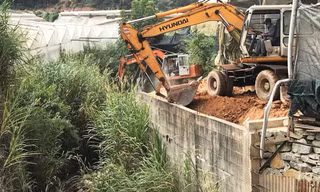 Đà Lạt cưỡng chế, tháo dỡ kè ta luy không phép lấn suối Cam Ly