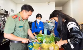 Đầu bếp xanh tình nguyện nấu cơm tặng thí sinh