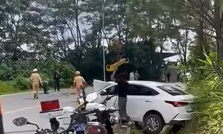 Liên tiếp 2 vụ tai nạn trên đèo Mimosa, một ô tô bốc cháy 