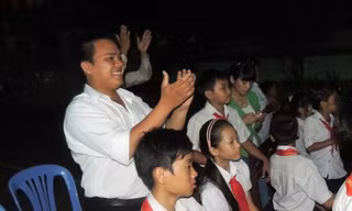 Ngày sửa xe mô tô, buổi tối chàng trai 22 tuổi Nguyễn Hoàng Anh là học sinh lớp 1 theo học tại Trường Giáo dục phổ cập tiểu học phường 12 (quận Bình Thạnh, TPHCM).