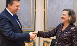 Bà Victoria Nuland trong một cuộc gặp với Tổng thống Ukraine Viktor Yanukovych ở Kiev. Ảnh: Itar-Tass