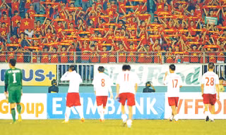Người hâm mộ vẫn ở bên các cầu thủ U19 VN dù họ thua đậm. Ảnh: VSI 
