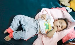 Đứa trẻ tội nghiệp bị người thân vứt bỏ trước cổng chùa.