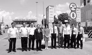 Thứ trưởng Tài chính Đỗ Hoàng Anh Tuấn (thứ tư bên trái sang) và bà Rena Bitter - Tổng lãnh sự Hoa Kỳ cùng chứng kiến Lễ khánh thành 