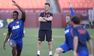 Vì sao Louis van Gaal ví M.U như 'đống đổ nát'? 