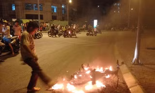 Ngọn lửa thiêu rụi chiếc xe.