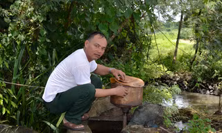 Người dân lợi dụng sức nước để phát điện