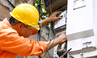 Theo giải thích của EVN HANOI, tiền điện tăng đột biến vừa qua là do nắng nóng kéo dài. ảnh: Hồng Vĩnh