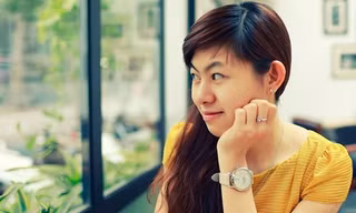 Cô bộ đội xinh đẹp và tình yêu với nước Nga