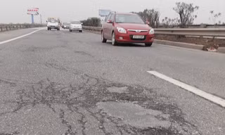 Với 70 triệu đồng/km/năm, nhu cầu vốn khắc phục hư hỏng trên đường Pháp Vân-Cầu Giẽ mới đáp ứng được 50%. Ảnh: Trọng Đảng