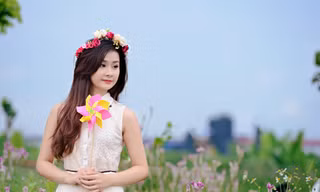 Nữ sinh kinh tế xinh tươi giữa sắc trời thu
