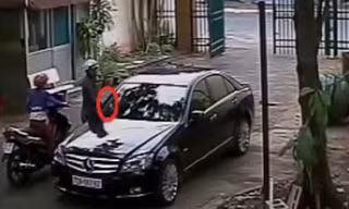 Đôi nam nữ bẻ trộm gương xe Mercedes nhanh như chớp